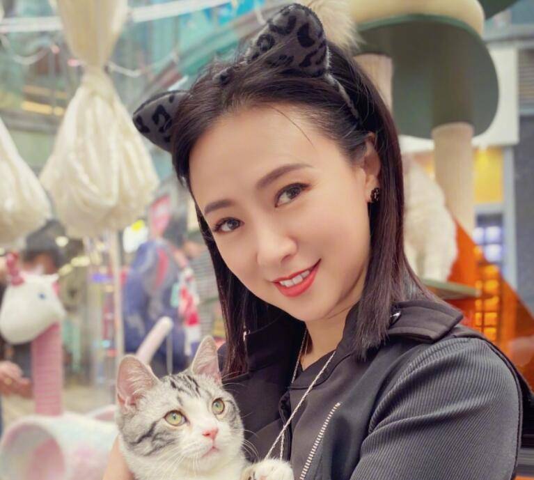 黑色|翁虹举家搬迁上海！穿牛仔裙聚会，打扮时髦似小姑娘