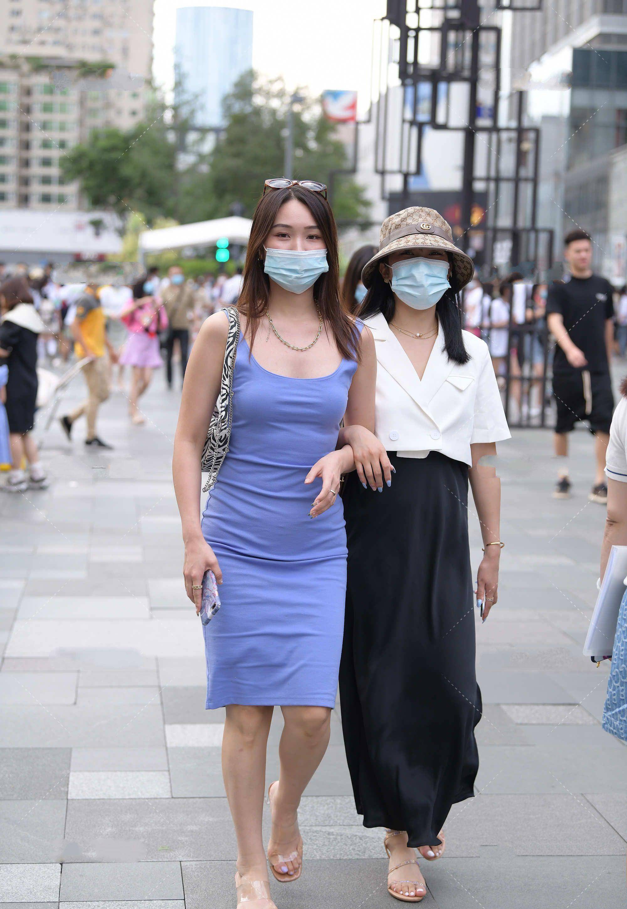 场合|蓝色修身裙，简单大气，无袖设计，更显清凉舒适