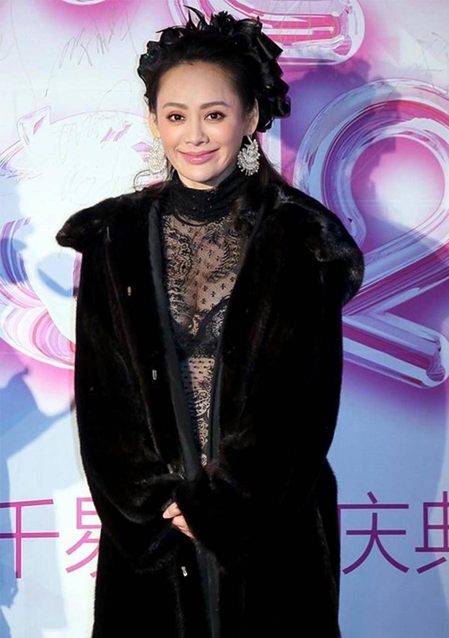 视觉|宁静够勇敢，貂皮大衣里只穿层薄纱，露出内搭好尴尬，70后还真拼