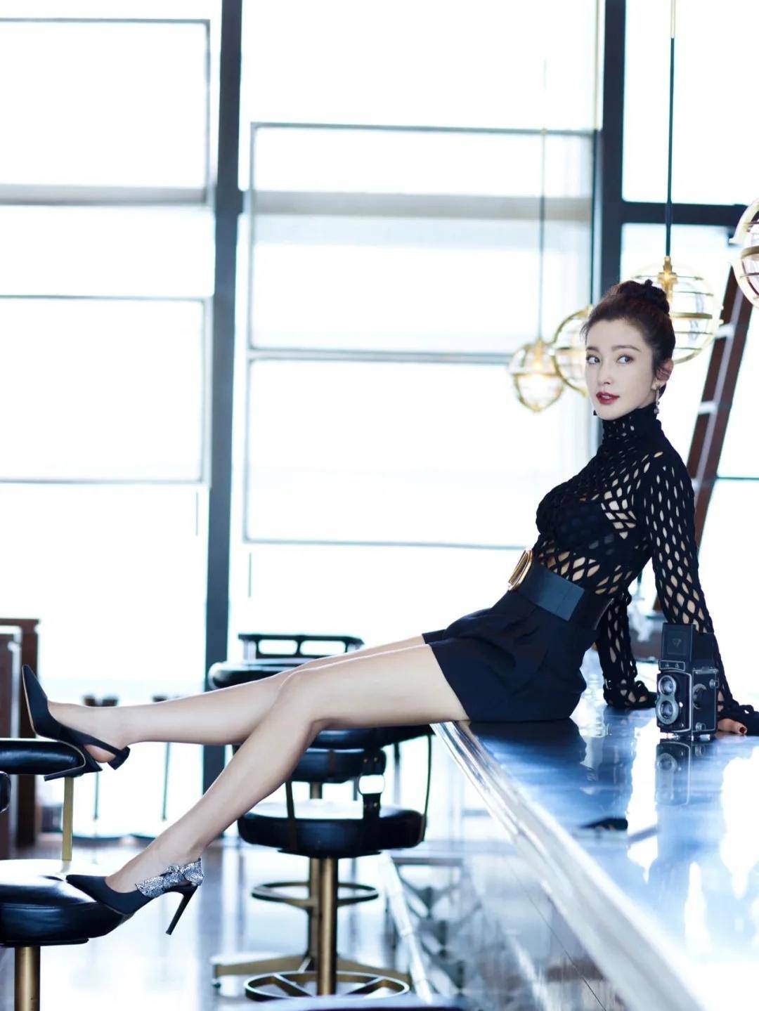 李冰冰|李冰冰才是“冻龄女神”，48岁了依然?拥有细腰美腿，身材绝了！