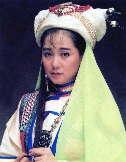 黑色|欧阳娜娜妈妈罕见和女儿同框，59岁还有玉女感，肌肤比女儿更白皙