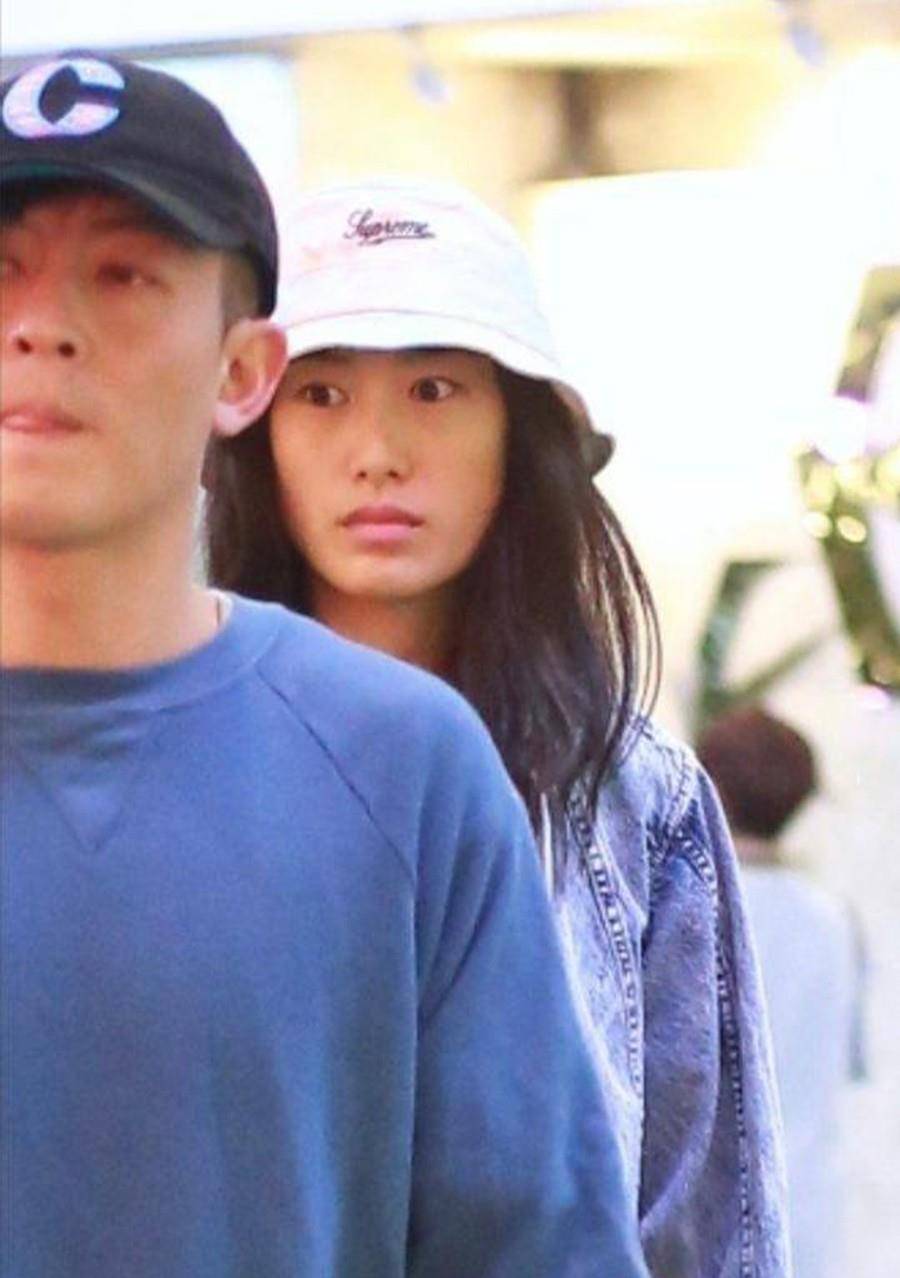 亮度|陈冠希走机场不体贴，老婆脸色蜡黄无表情，陈冠希大步走也不回头
