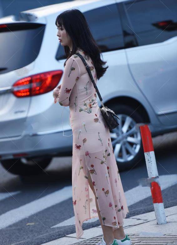 身材|小白鞋搭配修身碎花裙，优雅时尚，满满的青春少女感