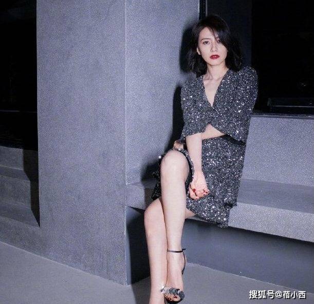 看点|“张梓琳”不愧是超模，穿深V领亮片裙高调亮相，这身材不服不行