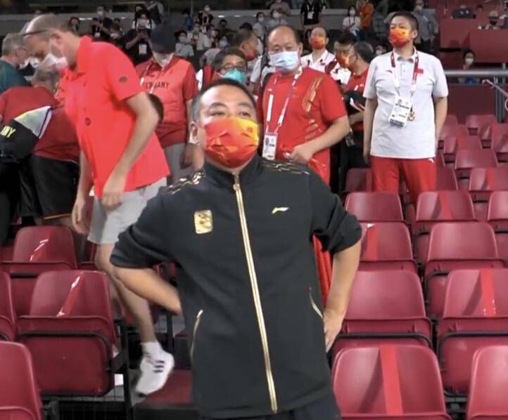 国乒三|张本获铜牌低头沉默！国乒三魔王举手欢呼，马龙C位刘国梁满意点头
