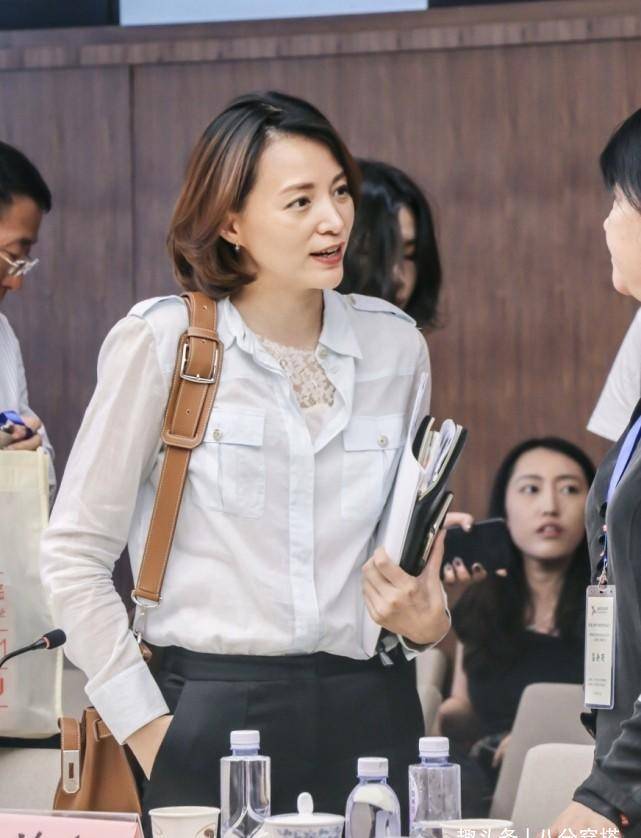 设计|著名主持人董卿真会穿，一袭黑色修身连衣裙知性温婉，干练利落