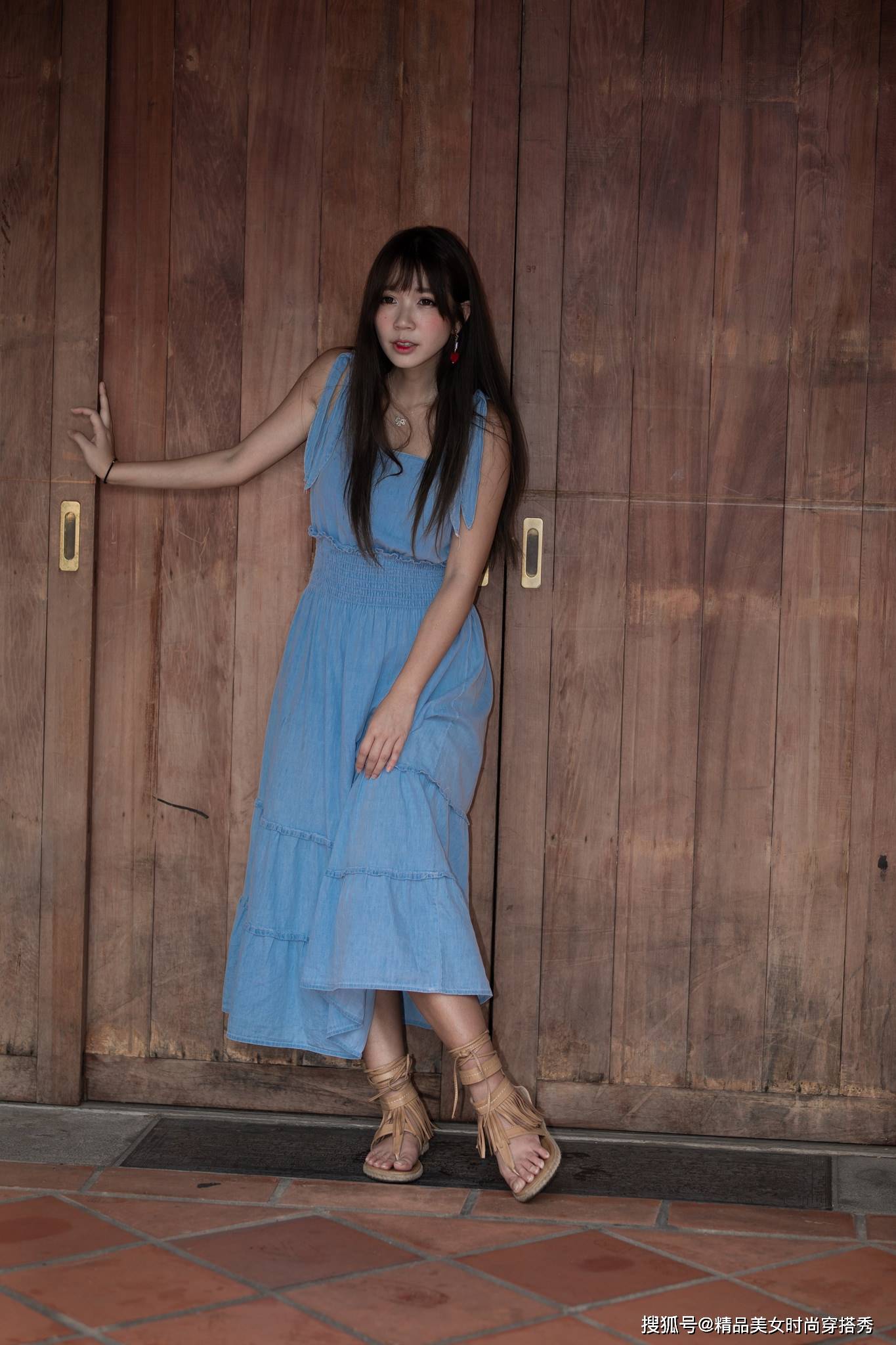 线条美|浅蓝色的牛仔无袖连衣裙,搭配一双个性时尚的凉鞋,简约优雅
