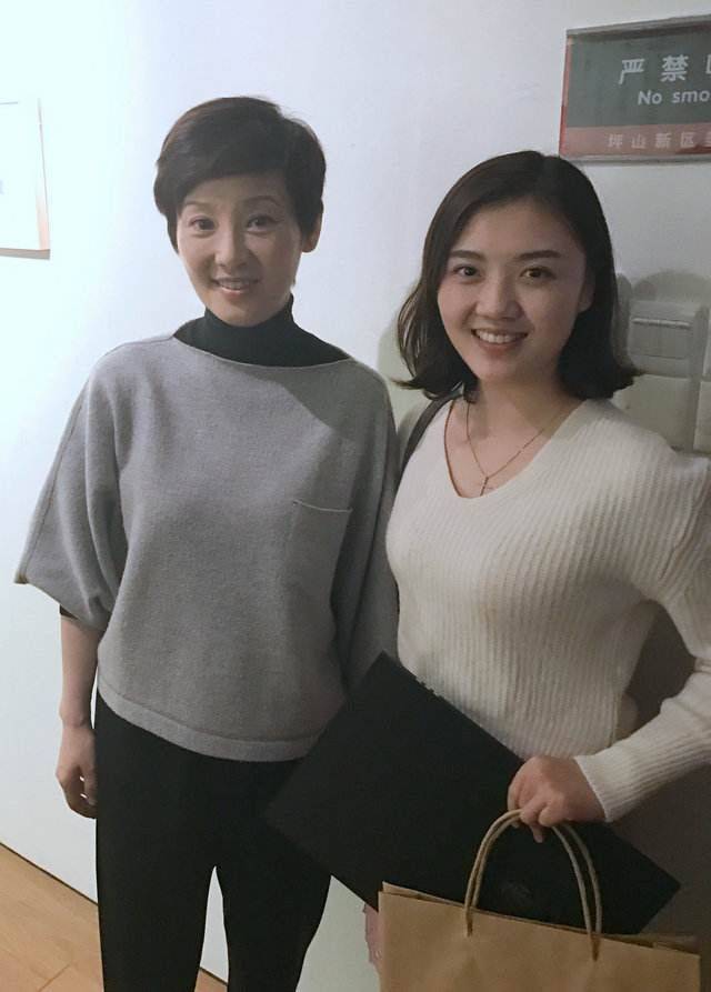 颜色|徐帆参加活动的现场照，脖颈满是皱纹，不修图就是真实的53岁！