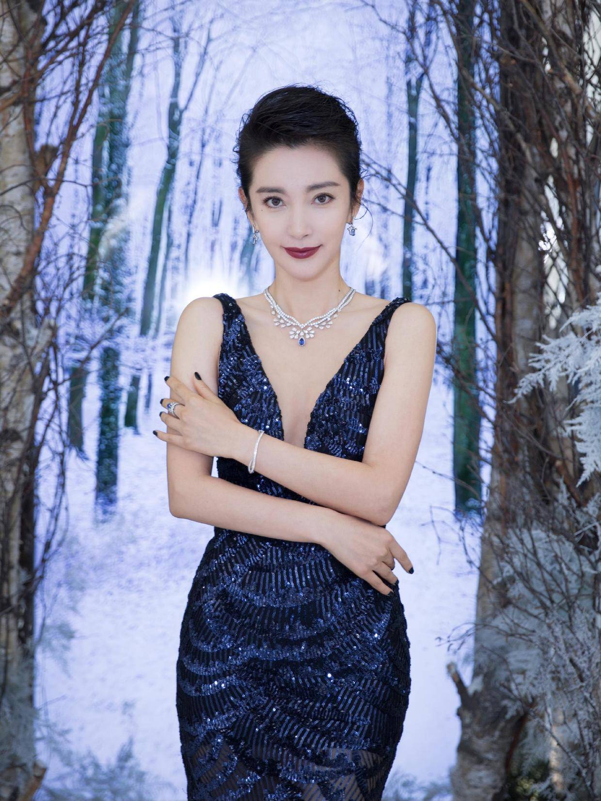 李冰冰|李冰冰才是“冻龄女神”，48岁了依然?拥有细腰美腿，身材绝了！