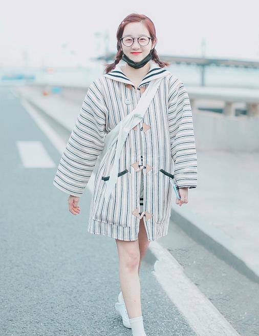 女孩子|李子璇穿日系风格出行，海军领大衣裙青春靓丽，造型简直太可爱
