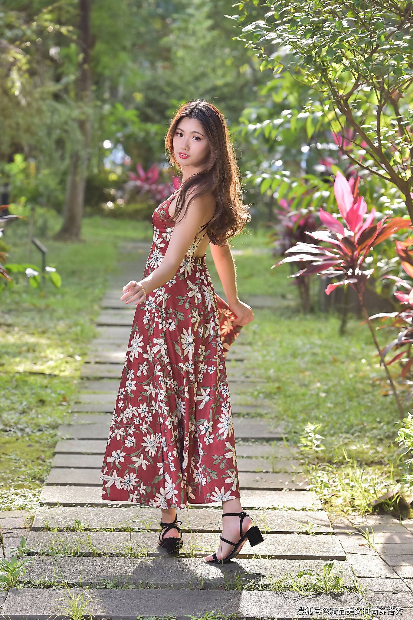 腰肢|碎花的吊带连衣裙，明亮的黄色很是显眼，很显活泼靓丽