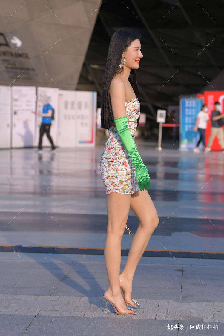 因为|修身连衣裙显自信，也很优雅，戴上手套显高贵气质