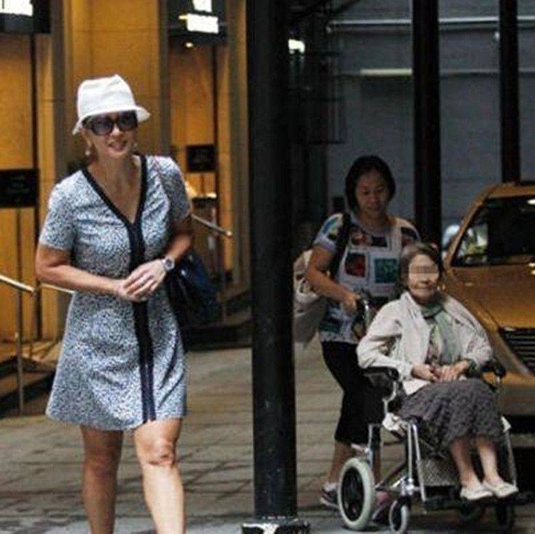 显得|在街头拍到叶倩文，不修图就是奶奶样子，身材干瘦脖颈满是皱纹！