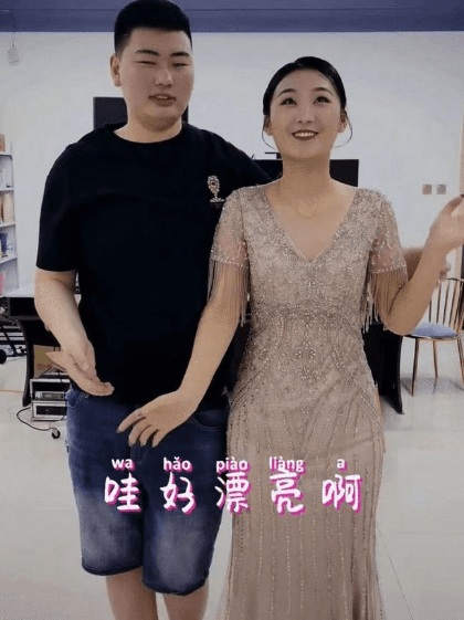 整体|大衣哥儿子为爱妻高调庆生，儿媳穿深v镶钻礼服亮相，身材够婀娜