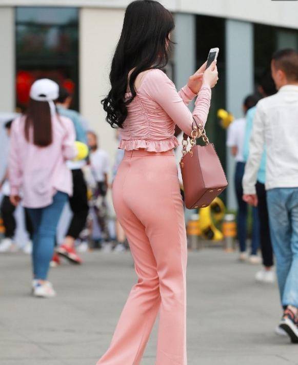 职场|奔四的女人不要穿短裙，“打底裤”才更吃香，时髦修身游刃有余！