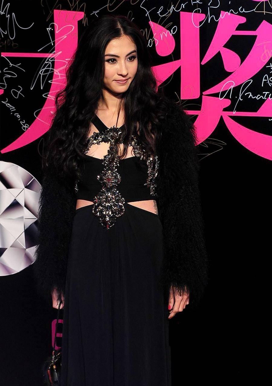 长条|张柏芝疯了吧？上半身用巴掌宽的长条遮，配浓厚烟熏妆差点认不出