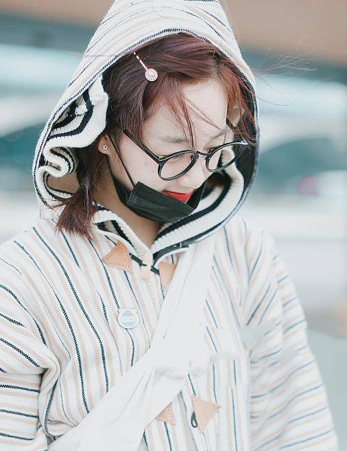 女孩子|李子璇穿日系风格出行，海军领大衣裙青春靓丽，造型简直太可爱