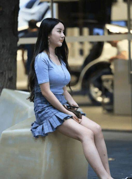 胸围|时尚紧致百褶裙美女，微胖身材很受欢迎，尽显性感的胸围