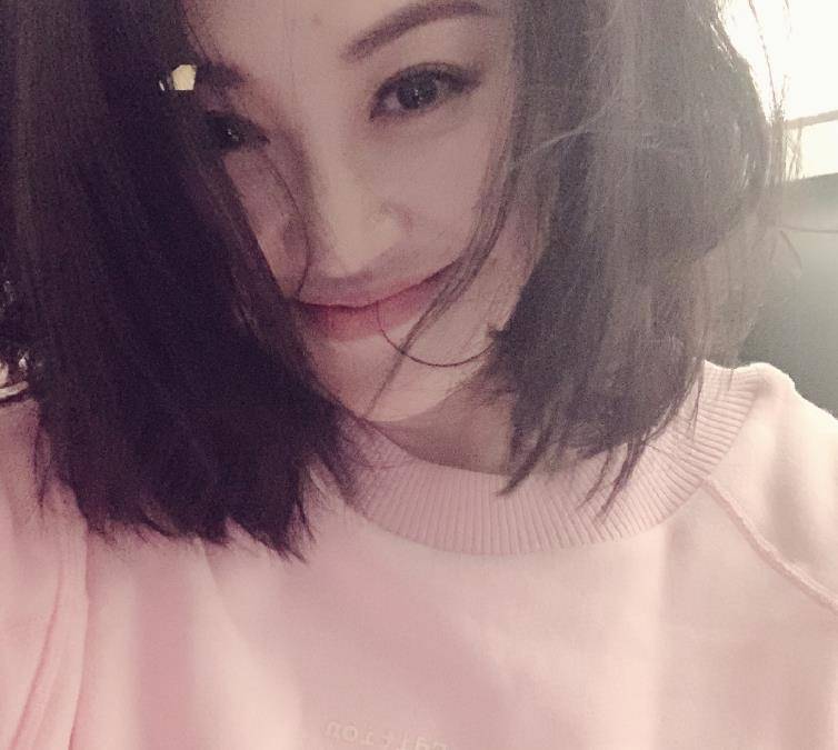 卫衣|51岁许晴疯了吧？湿发敢穿15岁粉嫩卫衣，年近半百为扮少女真卖力