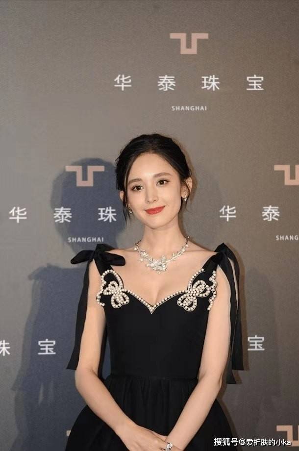 真会|29岁古力娜扎精致又洋气，172cm穿珍珠小黑裙好显气质，真会打扮