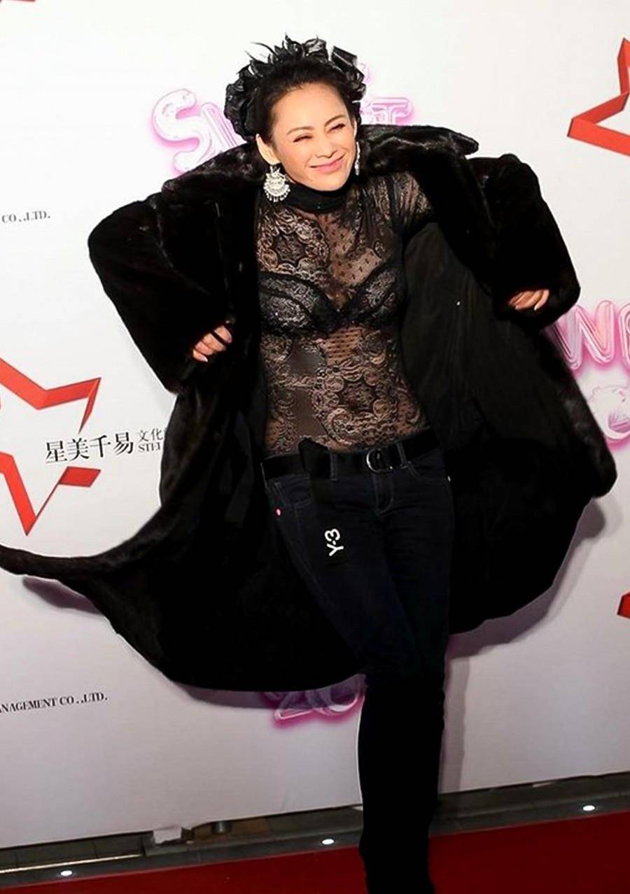 视觉|宁静够勇敢，貂皮大衣里只穿层薄纱，露出内搭好尴尬，70后还真拼