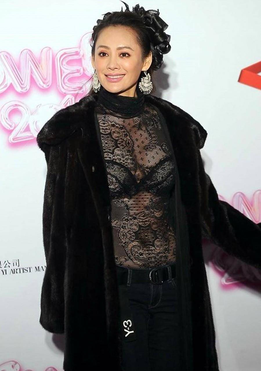 视觉|宁静够勇敢，貂皮大衣里只穿层薄纱，露出内搭好尴尬，70后还真拼