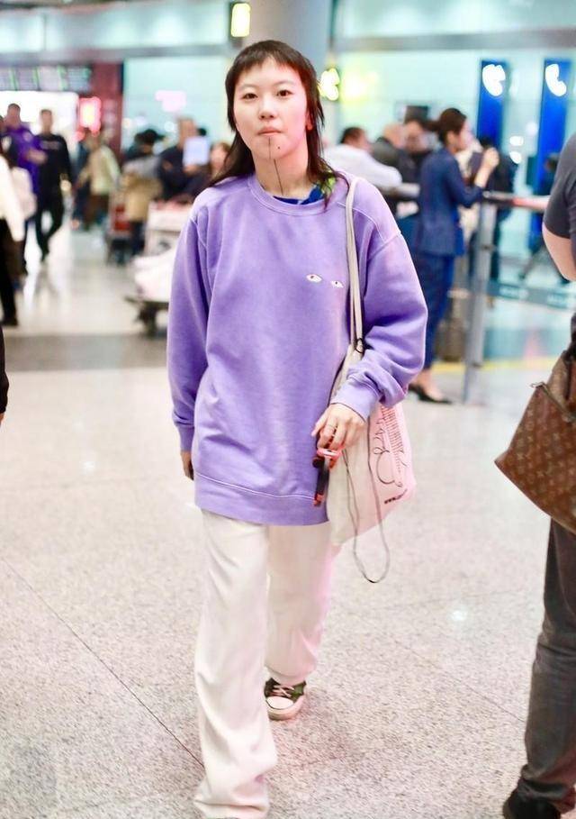 卫衣|窦靖童太个性！卫衣穿大一号，裤子拖地走机场，“水母头”真张扬
