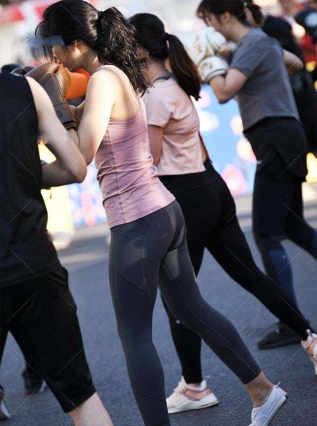 显得|修身的打底裤让美女身材更胜一筹，显得和蔼可亲，美观时尚