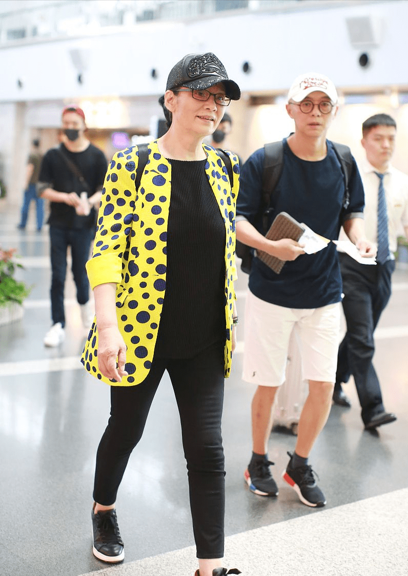 形象|潘虹老得优雅又自然，眼纹状态真实无修，穿粉色也没有装嫩的感觉