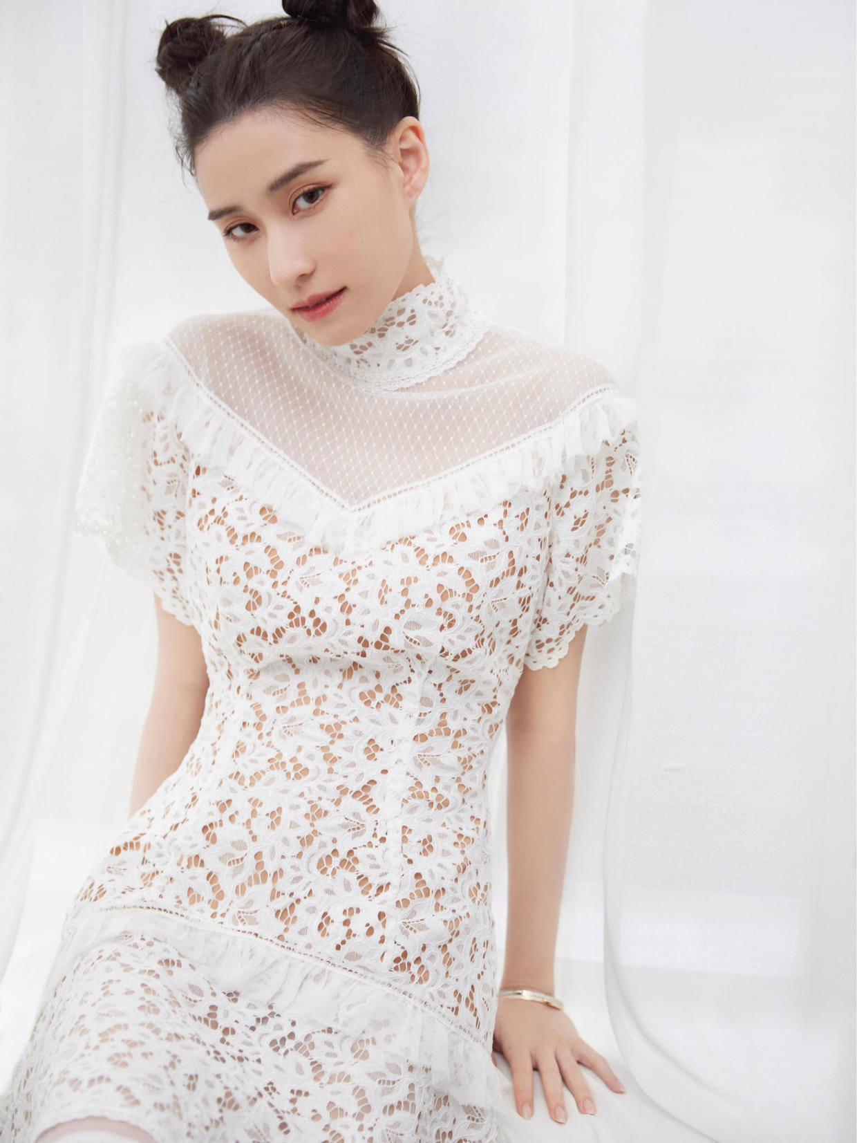 亮片|何超莲不愧是豪门千金，穿着一件薄纱亮片上衣配阔腿裤，高级洋气