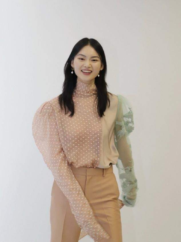 贺聪|贺聪带妹妹走秀，19岁妹妹同款丹凤眼似她翻版，五官柔和偏日系