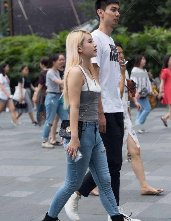 高跟|小个子女生会穿搭，修身牛仔裤配黑色马丁靴，高挑靓丽又显瘦