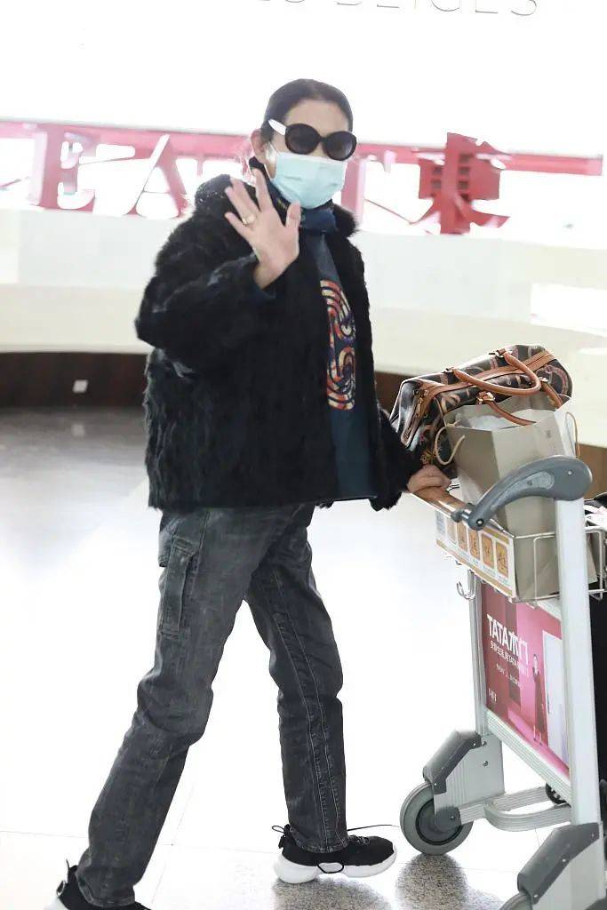 女士|62岁倪萍打扮低调又时髦,黑色外套搭卫衣,修身裤都能穿出褶皱感