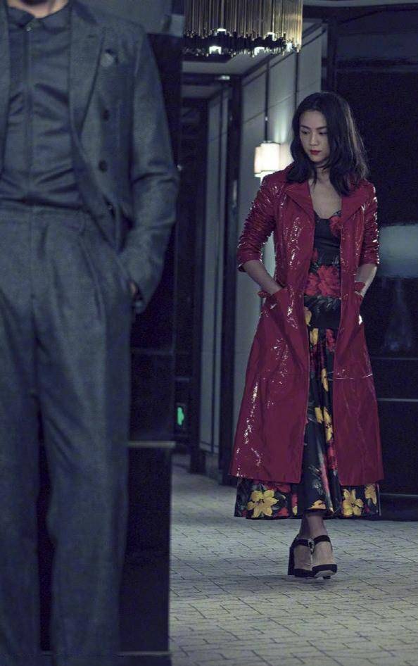 花朵|四十岁的汤唯太会穿！身穿花裙依旧气场十足