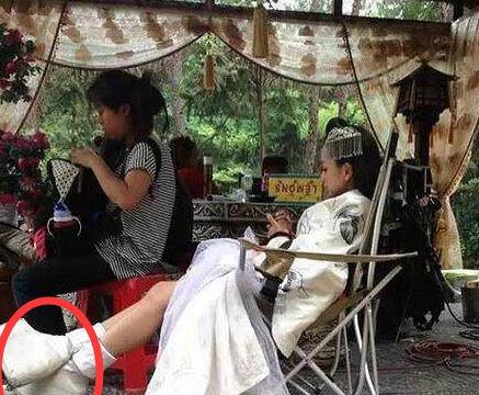 眼睛|女明星古装遮住了鞋子，但是遮不住脚下的这块砖，辣眼睛