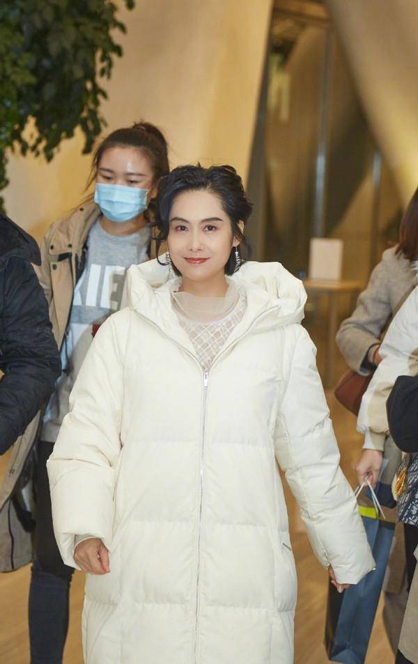 进行|无修镜头下的朱茵也老了，黑眼圈看着有点重，灵气都看不见了