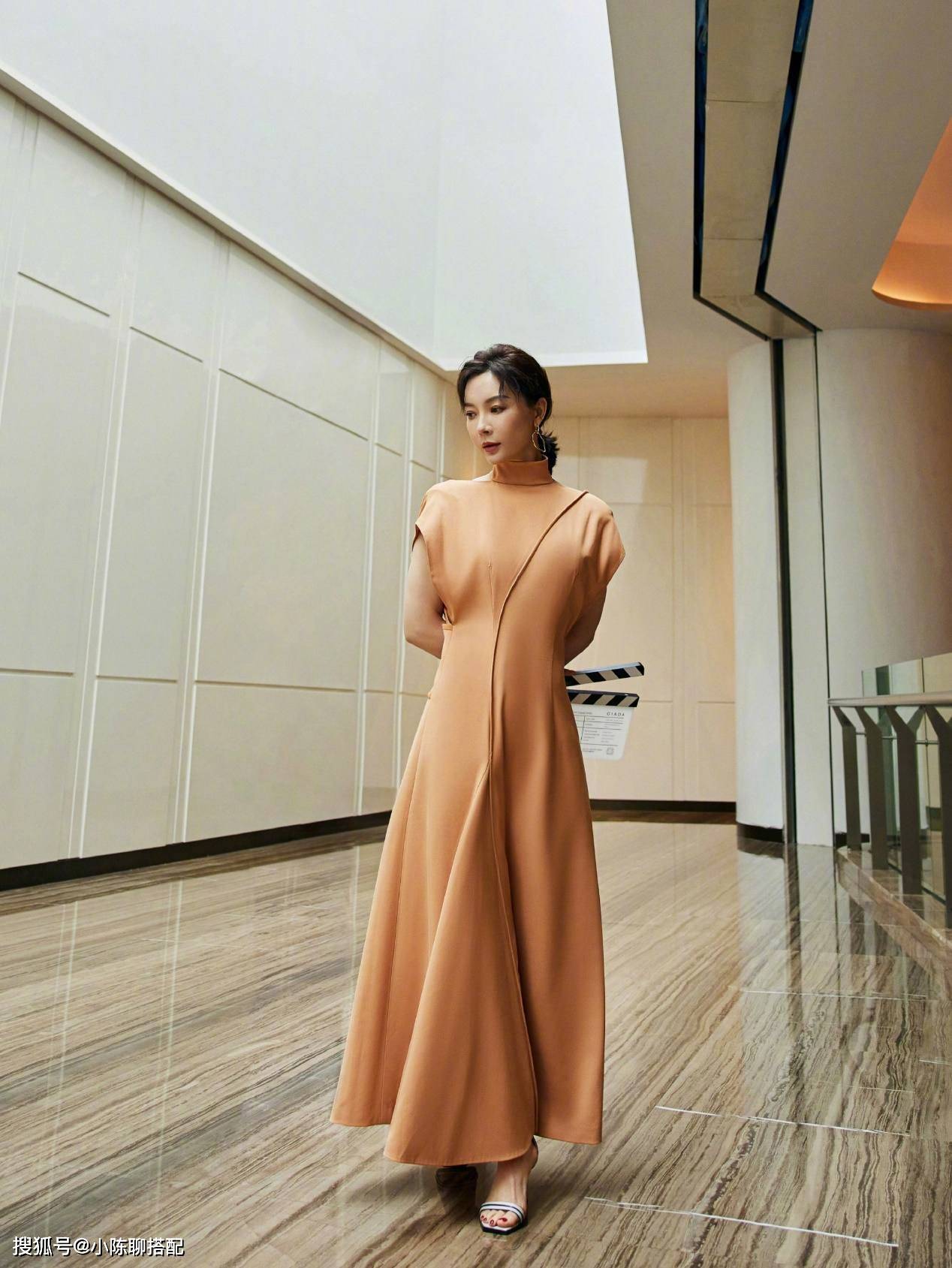 全身|“优雅女王”陈数演绎精致女人，无惧老去依旧年轻！值得一学