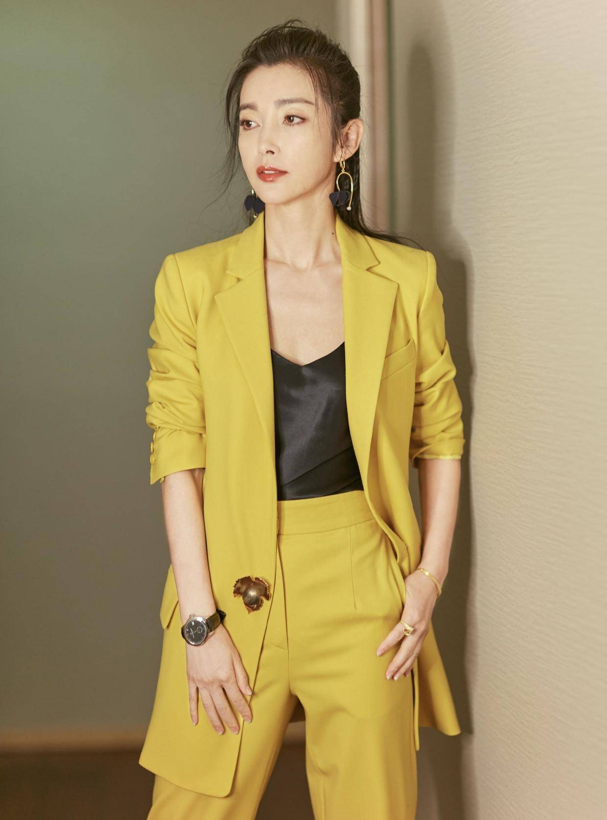 李冰冰|李冰冰才是“冻龄女神”，48岁了依然?拥有细腰美腿，身材绝了！