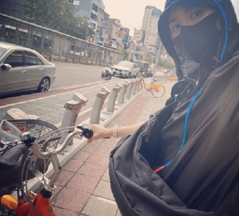 样子|贾静雯晒素颜照好嫩，但太不真实，现实生活中皮肤蜡黄脸下垂了！