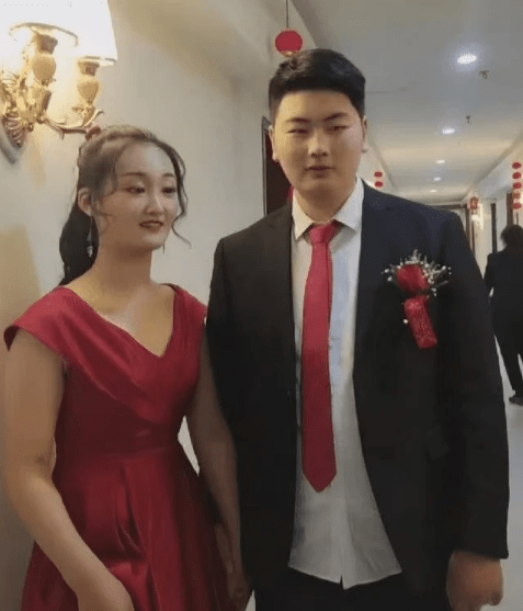 整体|大衣哥儿子为爱妻高调庆生，儿媳穿深v镶钻礼服亮相，身材够婀娜