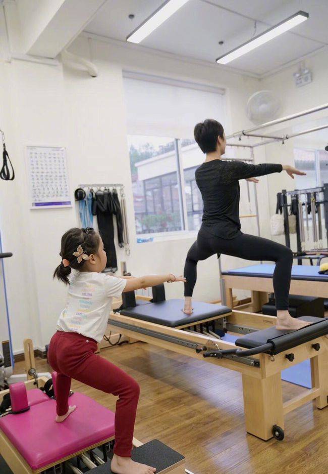 橙色|女明星出门逛超市，穿橙色毛绒外套清新减龄，气色很好很年轻