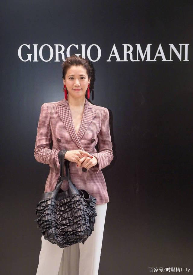 颜色|袁咏仪真的会保养，快奔五了仍然不失风度，干练西装英气飒爽