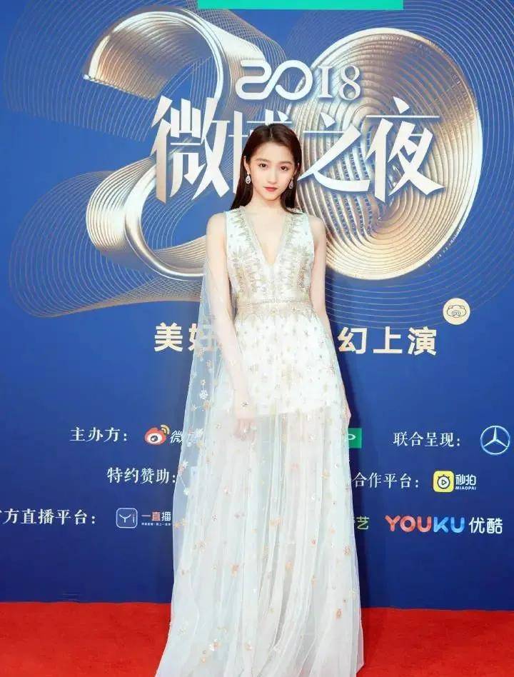 袖子|为什么我说论身材，小头长腿关晓彤不及大头短腿杨紫？