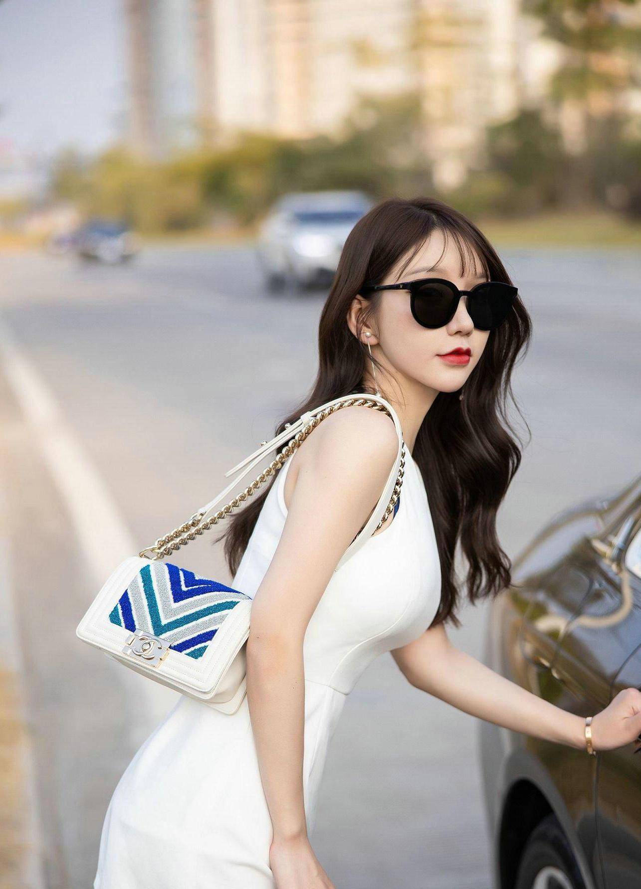 时尚:连衣裙可以很好地的修饰身材,又能穿出时尚美感