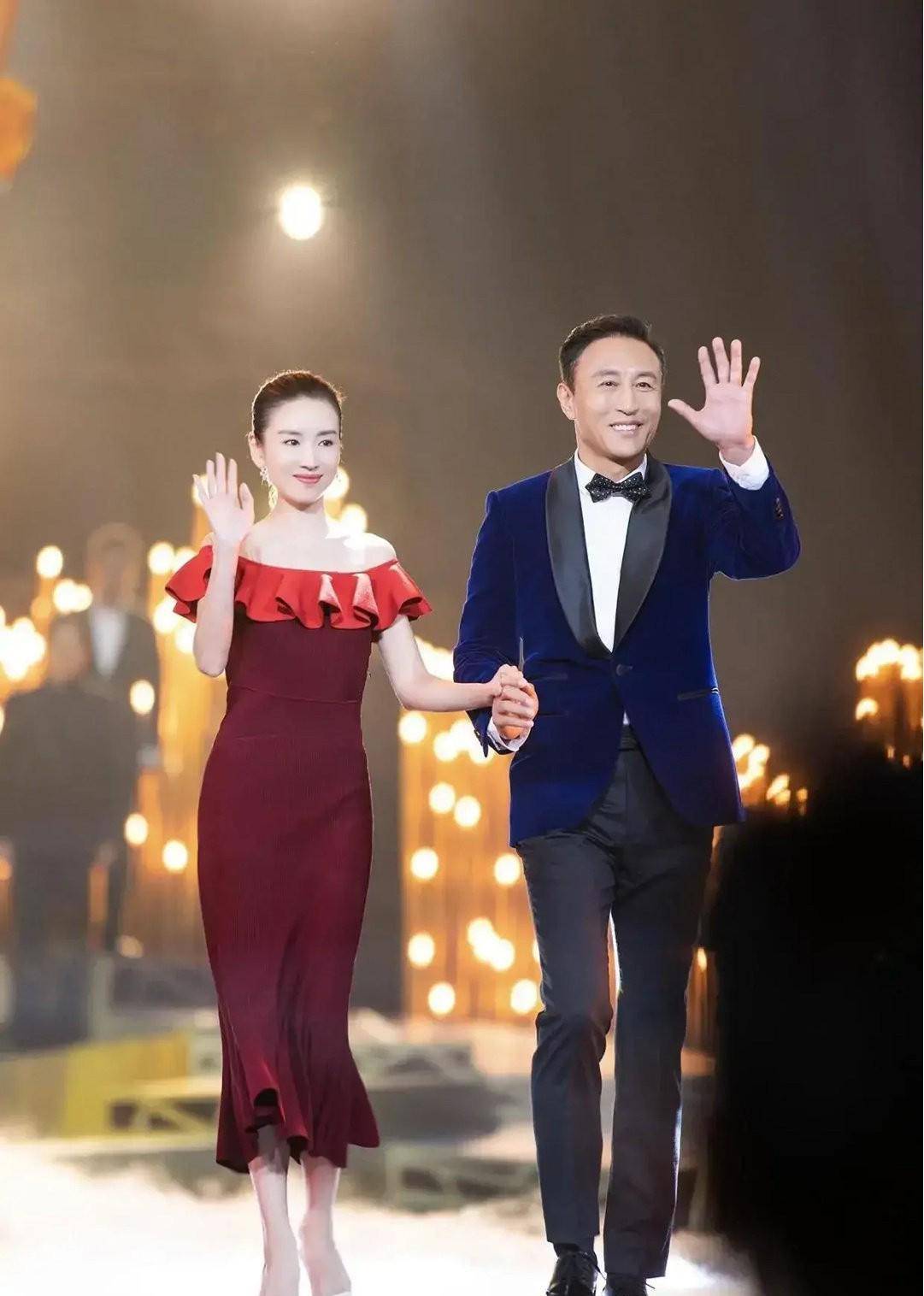 冷清|董洁终于不“装纯”了，同框王洛勇显妩媚，枣红色修身裙曲线完美