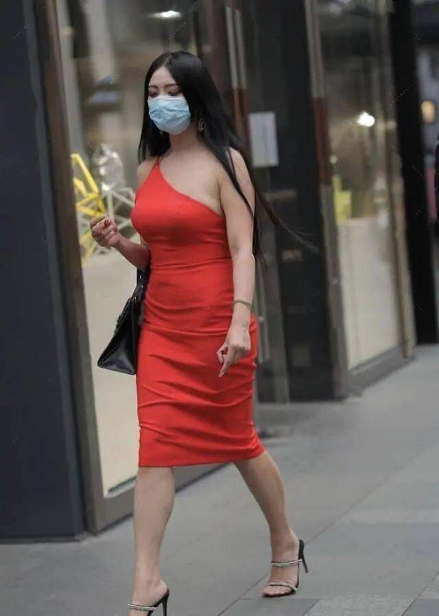 高跟鞋|今年火了一款“露肩裙”，不仅修身有型，还穿出了优雅的女神范！