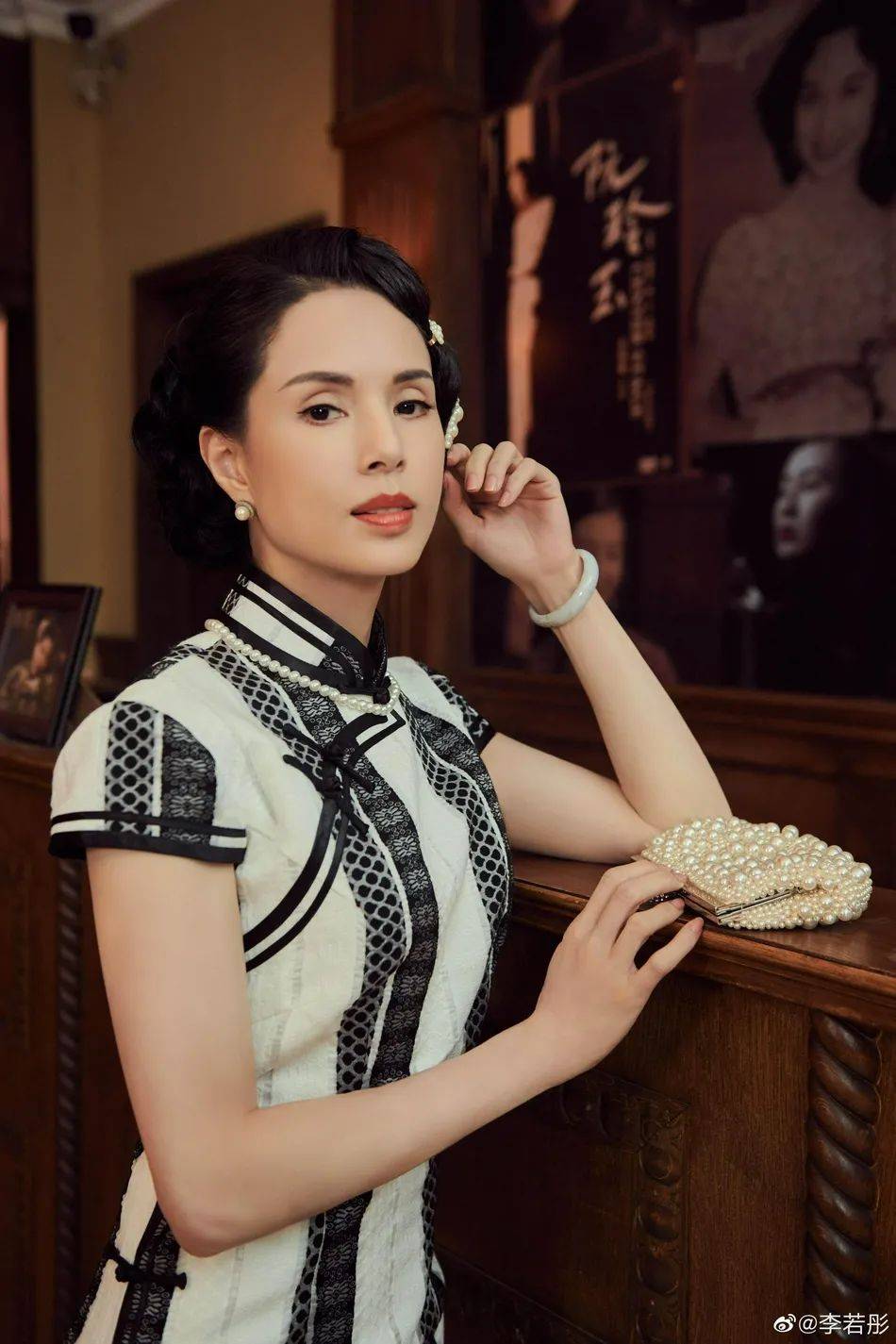 身材苗条|54岁李若彤穿旗袍太艳丽了！魔鬼身材纤细美若少女
