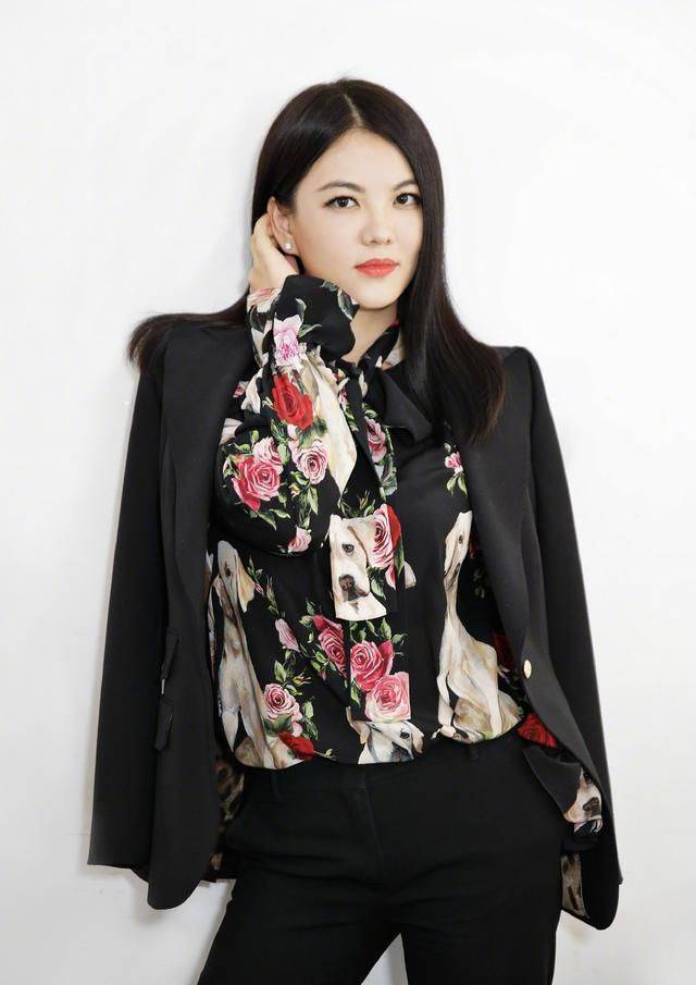 李湘|李湘风衣搭黑丝袜好显贵，微胖女性照穿显瘦有气质！