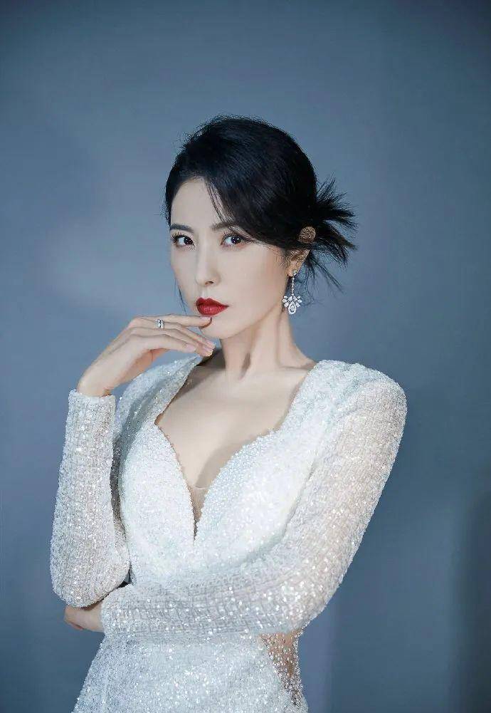 凹凸|曾黎年龄越大越有女人味，穿紧身裙大秀凹凸比例，侧面看更有韵味