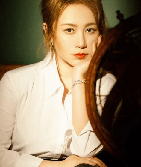 设计|马丽产后身材太真实，圆润曲线真富态，衬衫半裙穿出精致女人味
